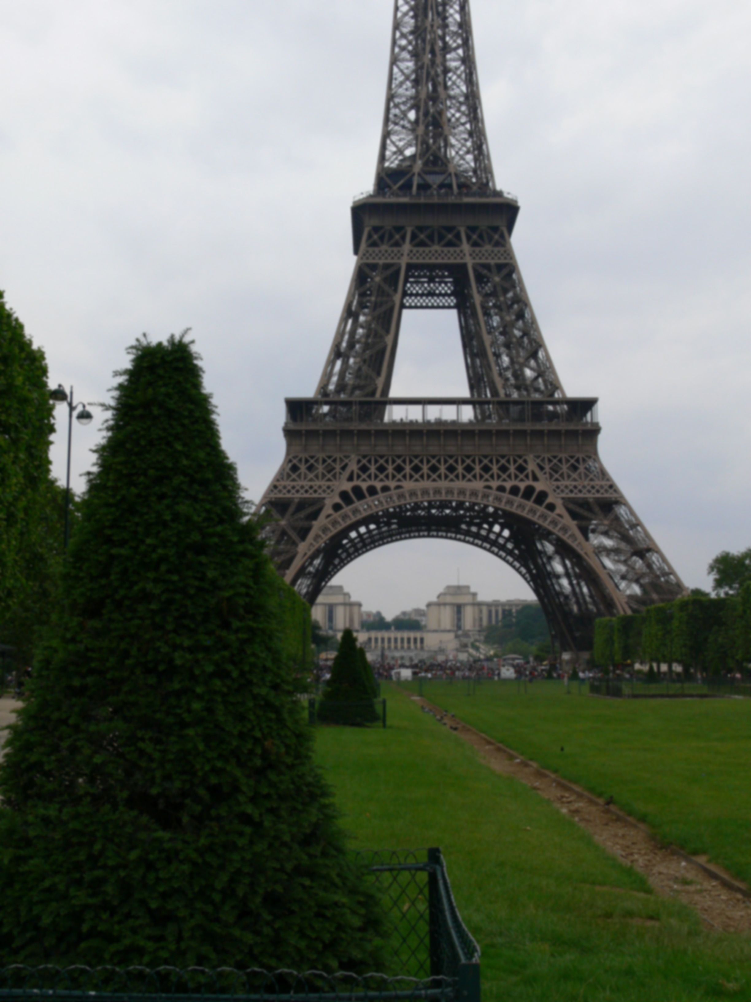 Foto yang buram dengan Menara Eiffel..