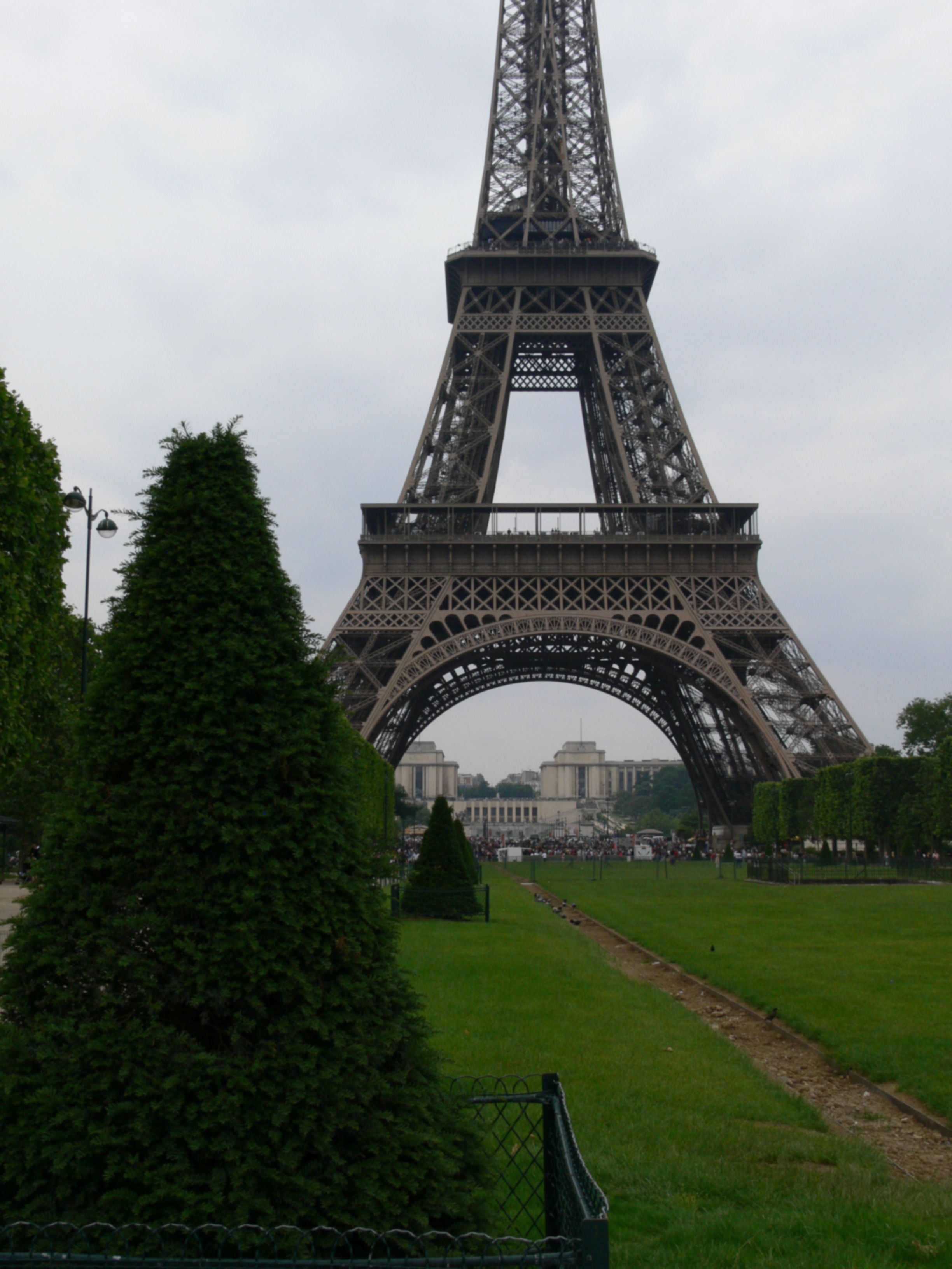 Foto buram dengan Menara Eiffel yang diperbaiki..