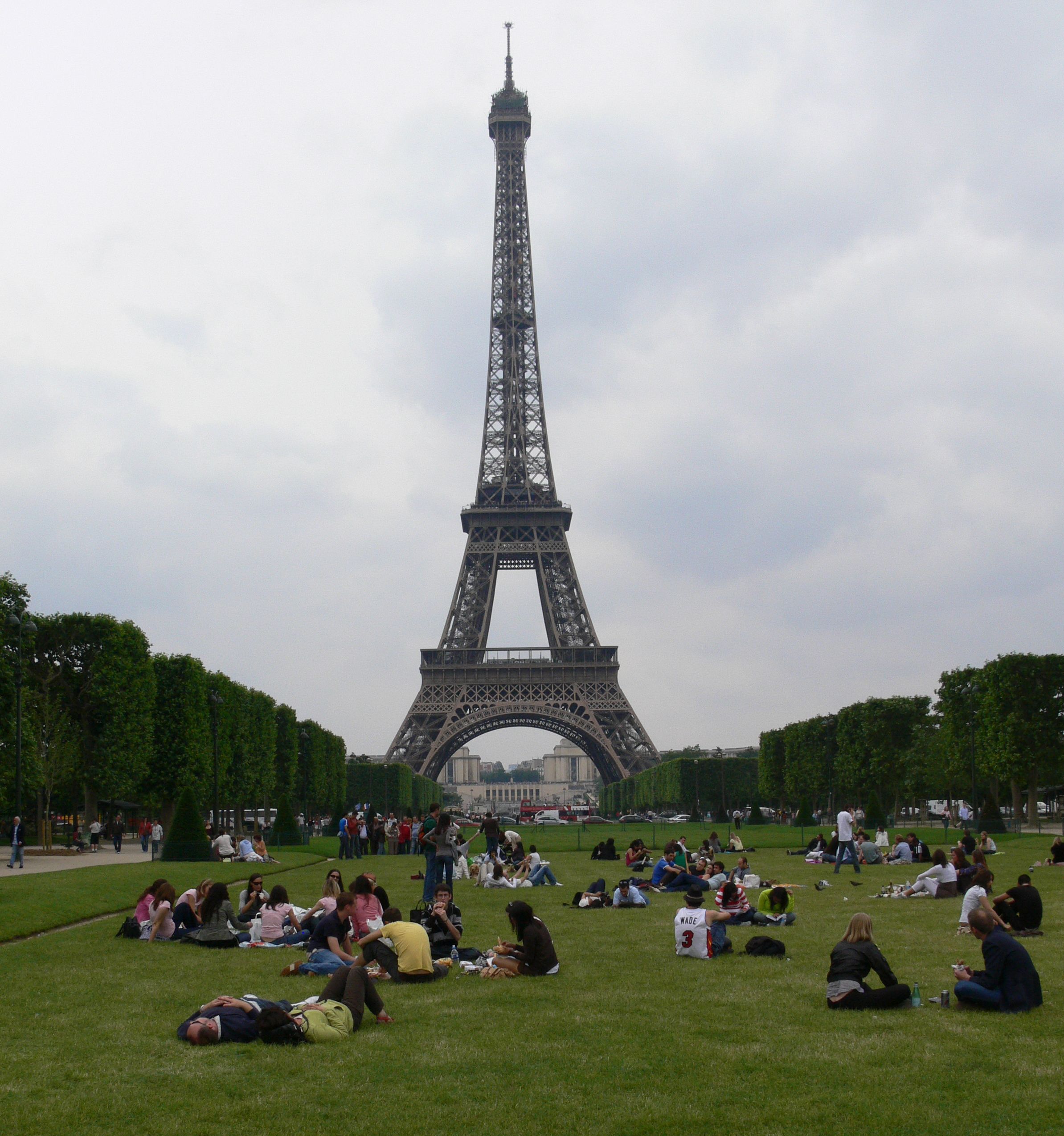 Orang-orang di foto Eiffel...