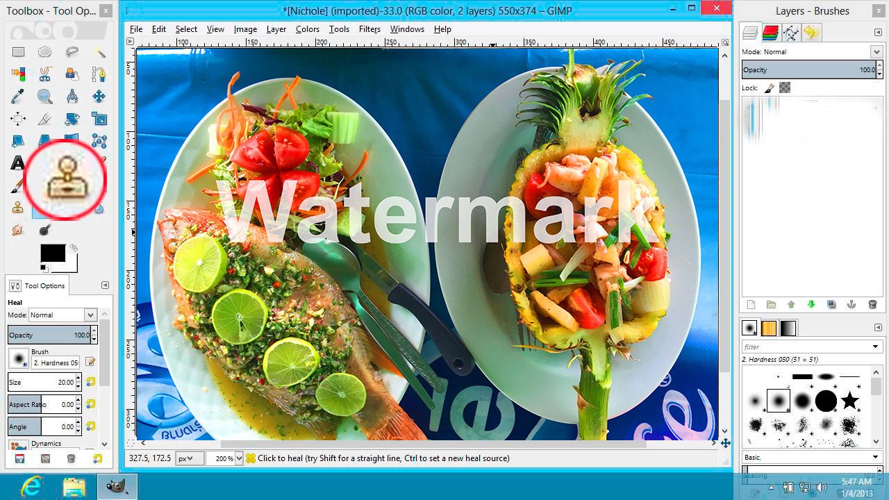 Menghapus watermark di GIMP menggunakan alat cap stempel...